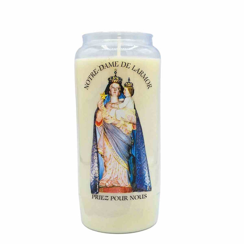 Bougie neuvaine effigie Notre Dame Larmor. Cire végétale. Contenant translucide plastique recyclé L04. Combustion environ 6 jours. Ciergerie Desfossés